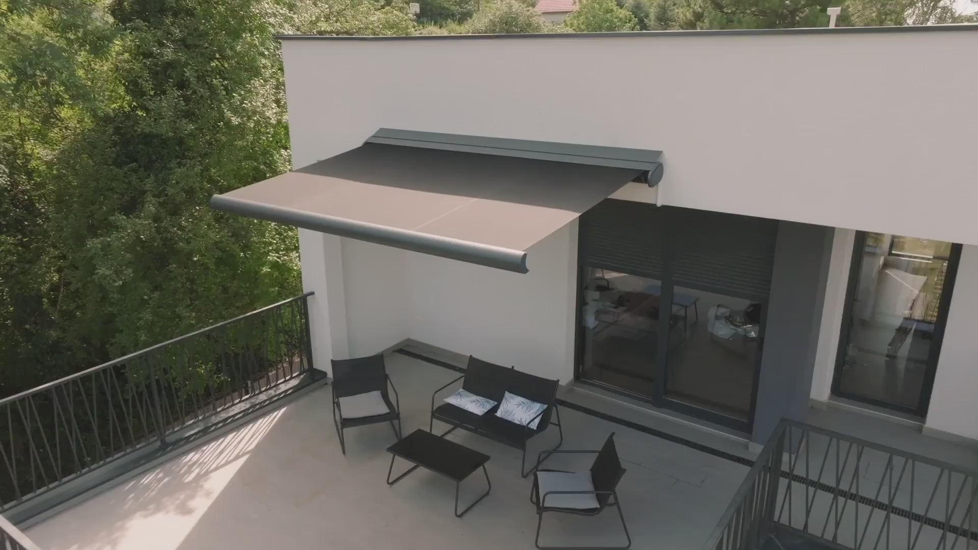 Hansø Electric Retractable Awning